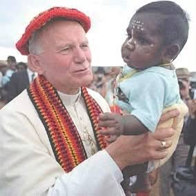 Pope John Paul holding an Indigneous child in Alice Springs in 1986. First Nations. Aboriginal.